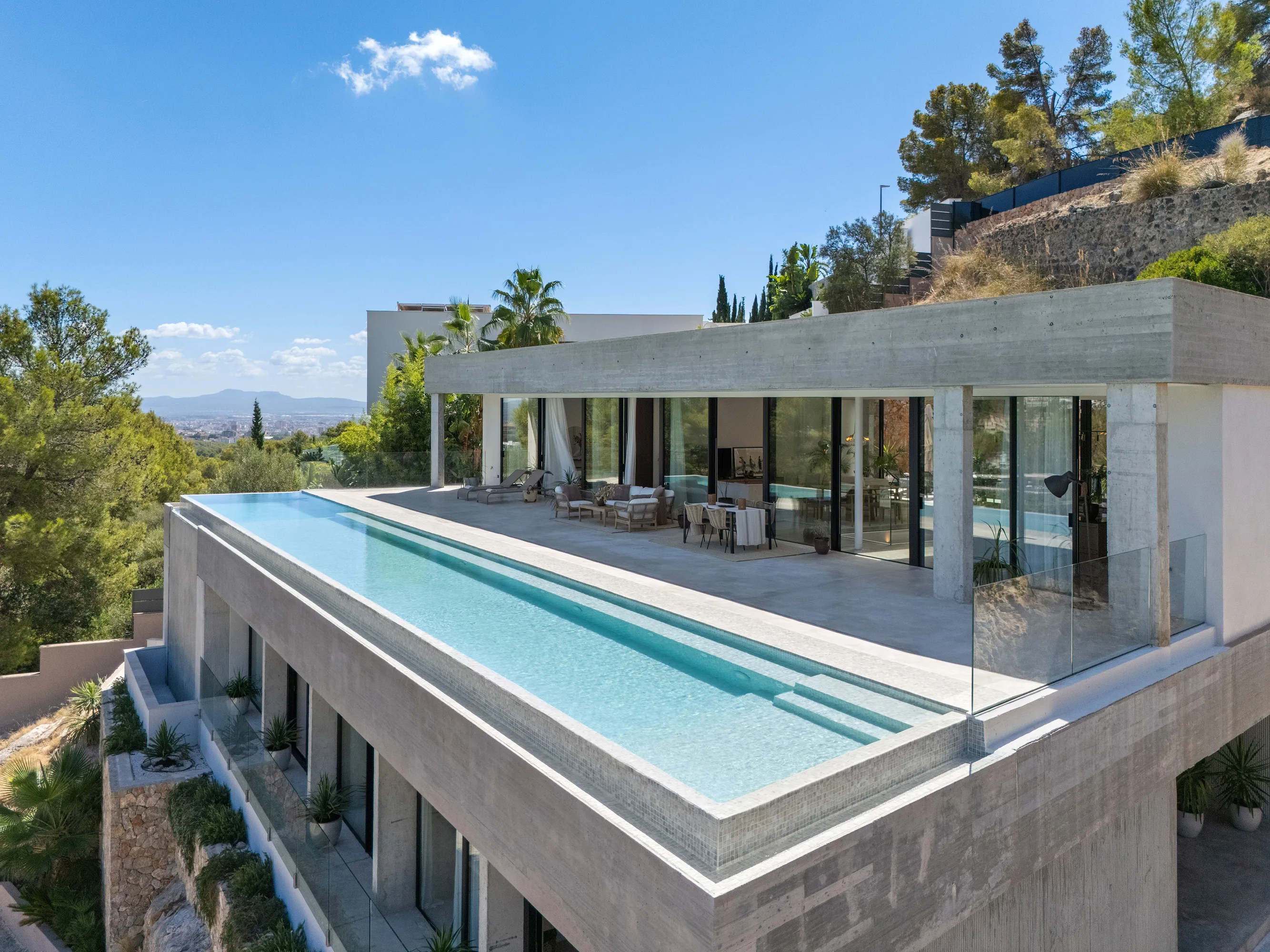 Elegante villa de hormigón arquitectónico en Son Vida-1