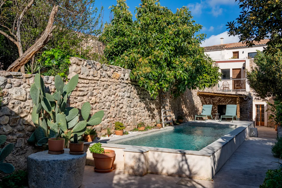 Casa adossada elegantment renovada amb piscina, estudi de convidats independent i garatge en el cor d'Artà-1