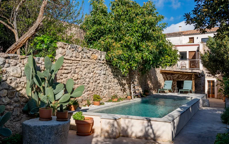 Casa adosada elegantemente renovada con piscina, estudio de invitados independiente y garaje en el corazón de Artà