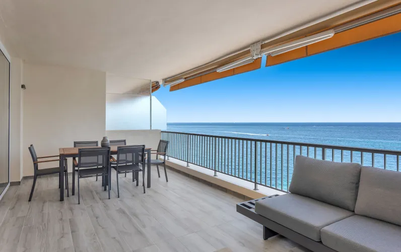 Appartamento moderno direttamente sul mare con una vista mozzafiato sul Mediterraneo