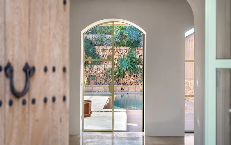 Lujosa casa de pueblo con precioso jardín y piscina