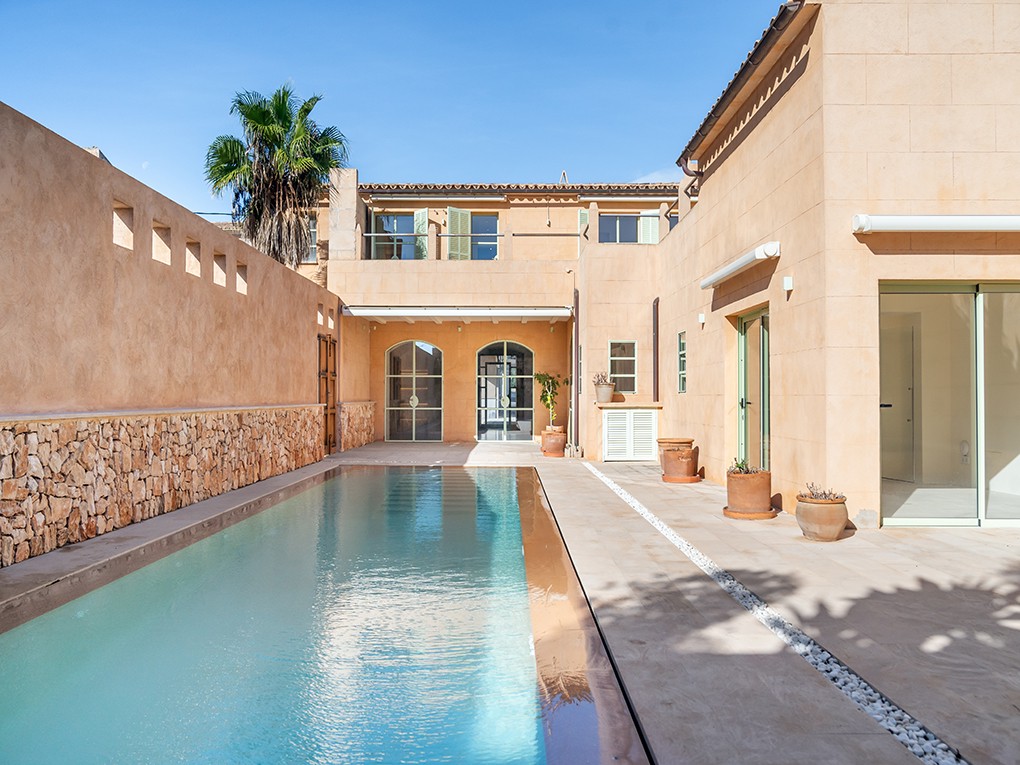 Lujosa casa de pueblo con precioso jardín y piscina