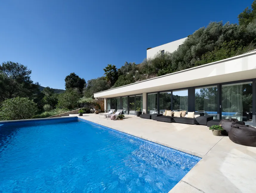 Espaciosa villa vacacional con piscina infinita en Son Vida-1