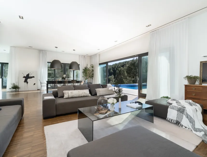 Espaciosa villa vacacional con piscina infinita en Son Vida-11