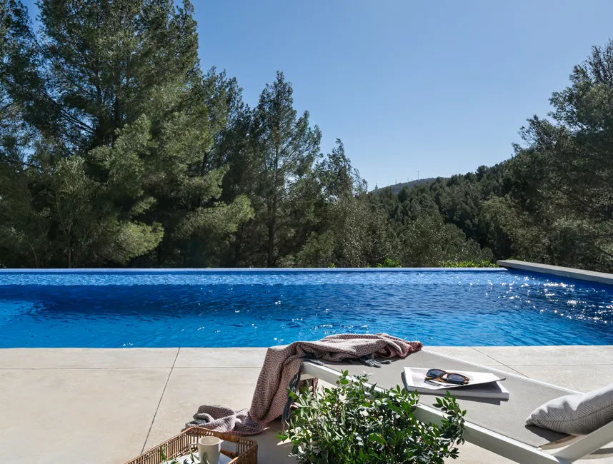 Espaciosa villa vacacional con piscina infinita en Son Vida-2