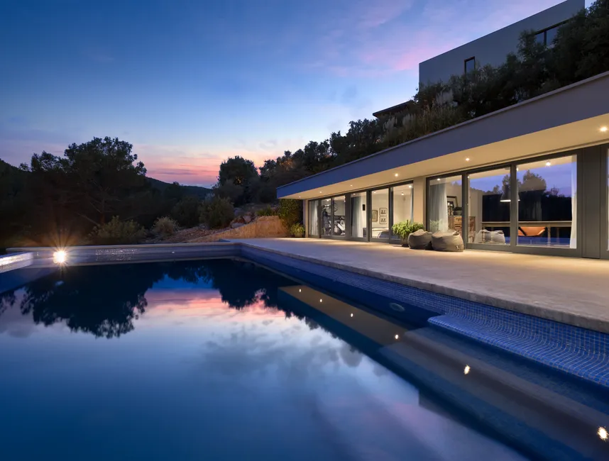 Espaciosa villa vacacional con piscina infinita en Son Vida-26