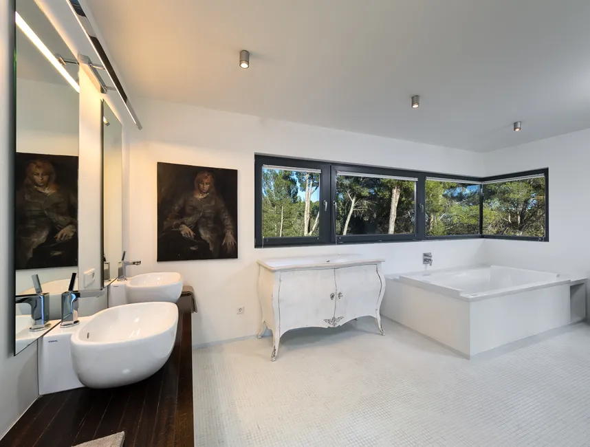 Espaciosa villa vacacional con piscina infinita en Son Vida-17