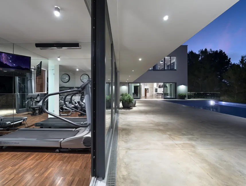 Espaciosa villa vacacional con piscina infinita en Son Vida-25