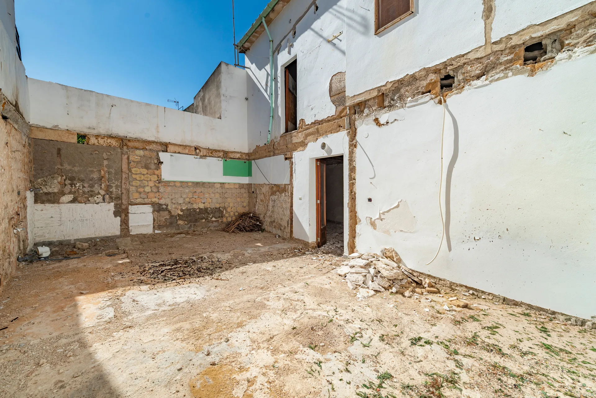 Charmigt radhus med godkänt renoveringsprojekt i hjärtat av Pollensa-10