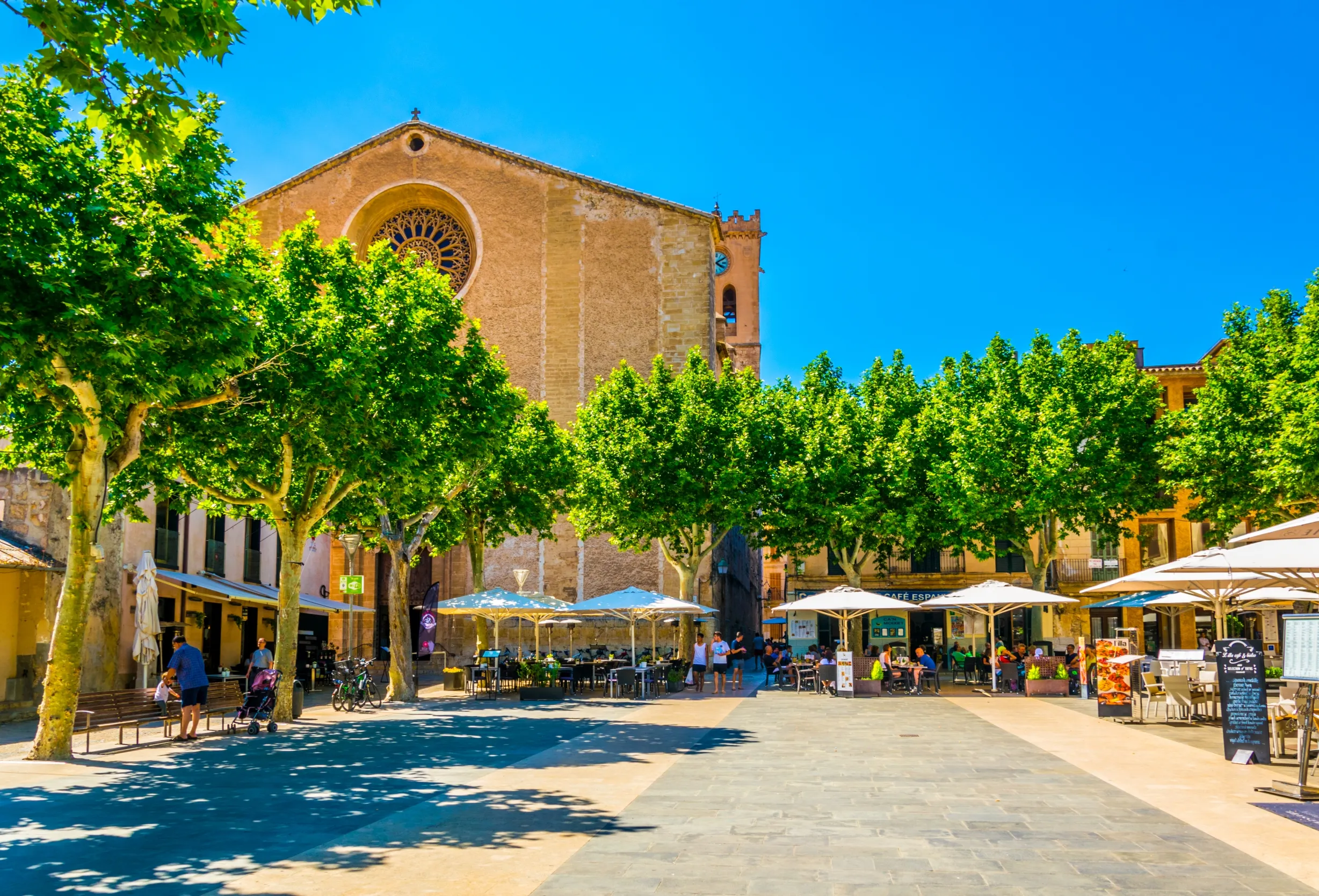 Charmigt radhus med godkänt renoveringsprojekt i hjärtat av Pollensa-4