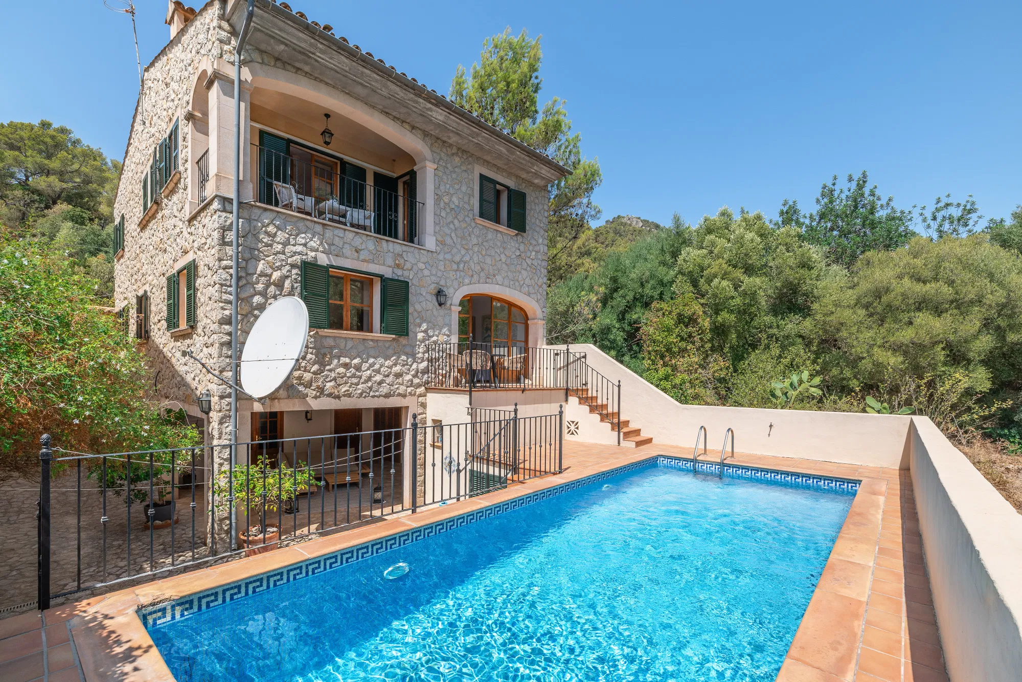 Quietly situated townhouse with pool and parking in Alaró-1