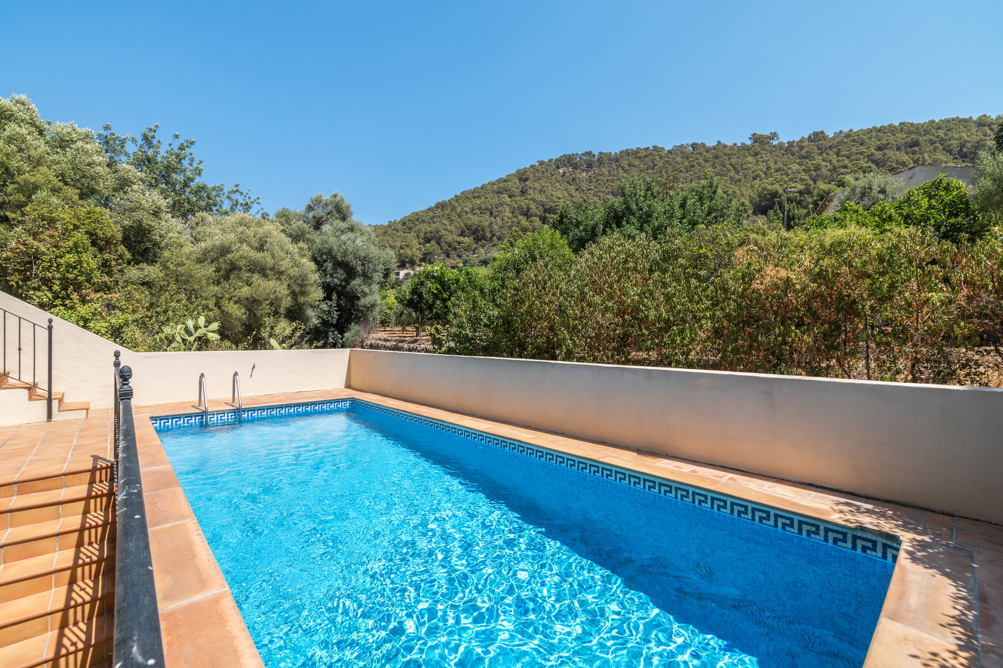 Quietly situated townhouse with pool and parking in Alaró-3