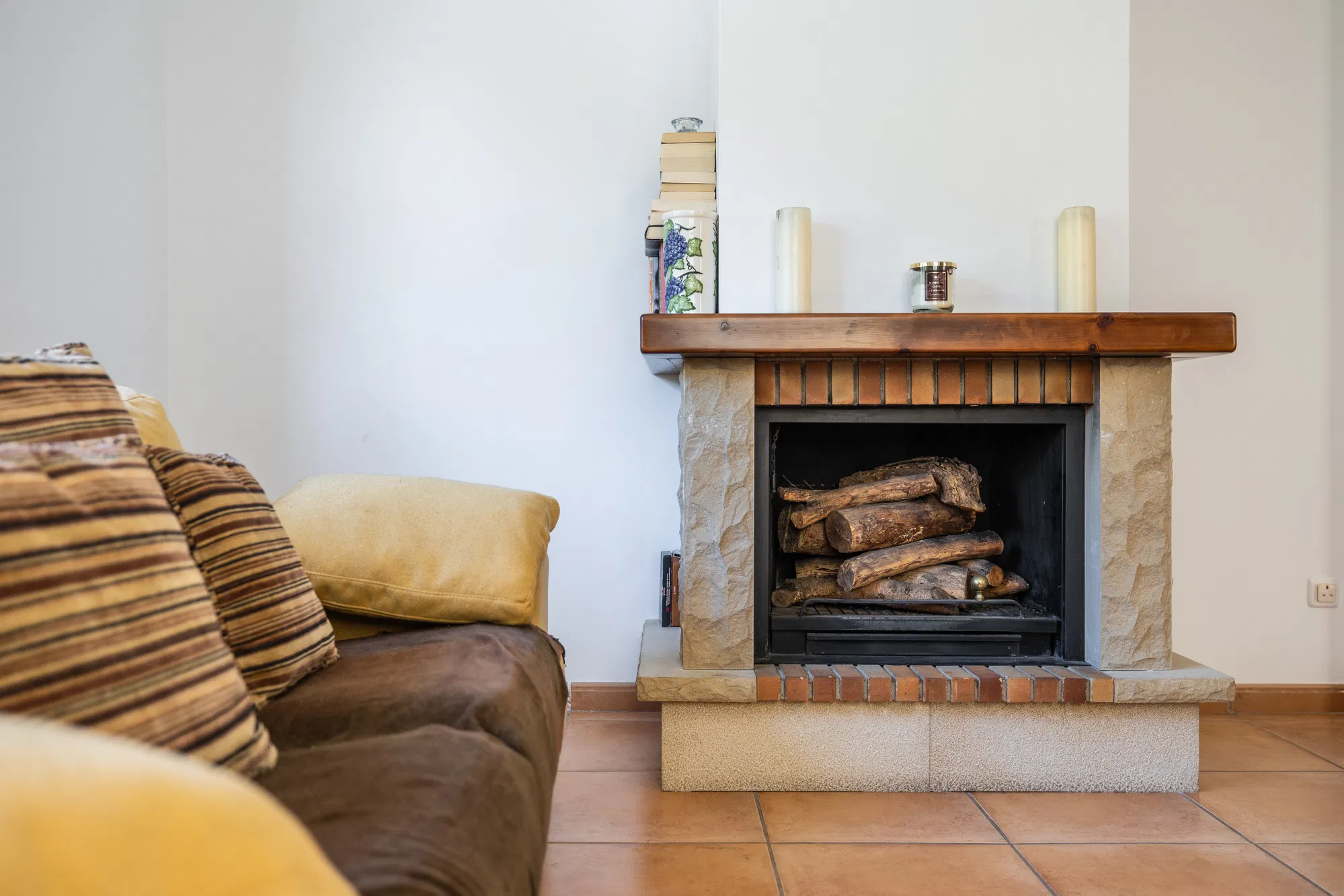 Quietly situated townhouse with pool and parking in Alaró-8