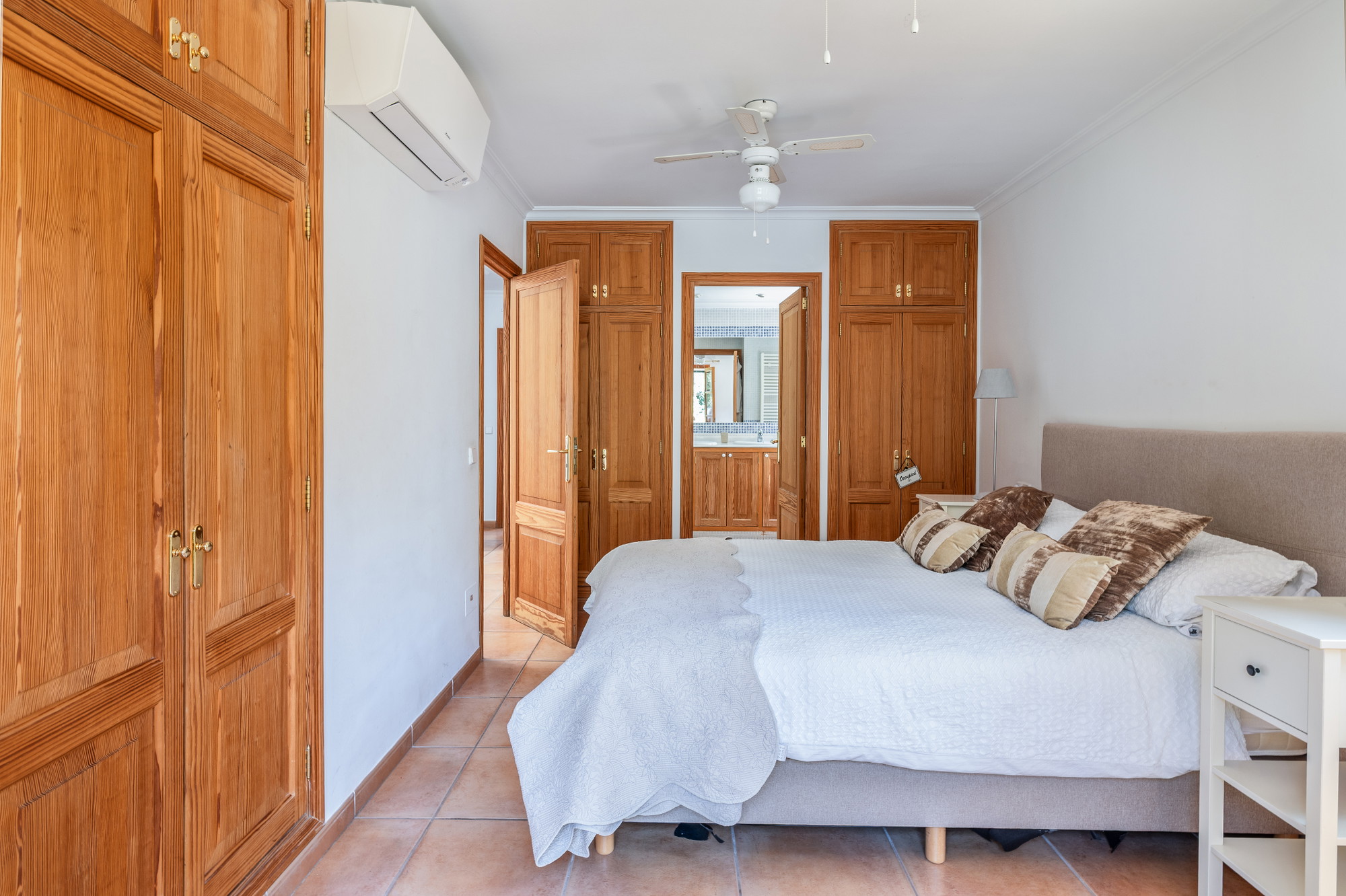 Quietly situated townhouse with pool and parking in Alaró-15