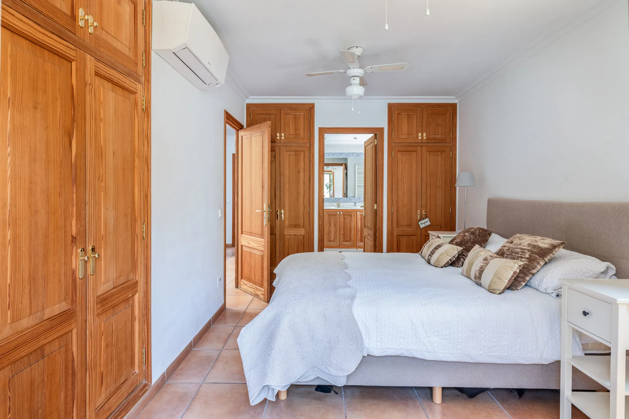 Quietly situated townhouse with pool and parking in Alaró-15