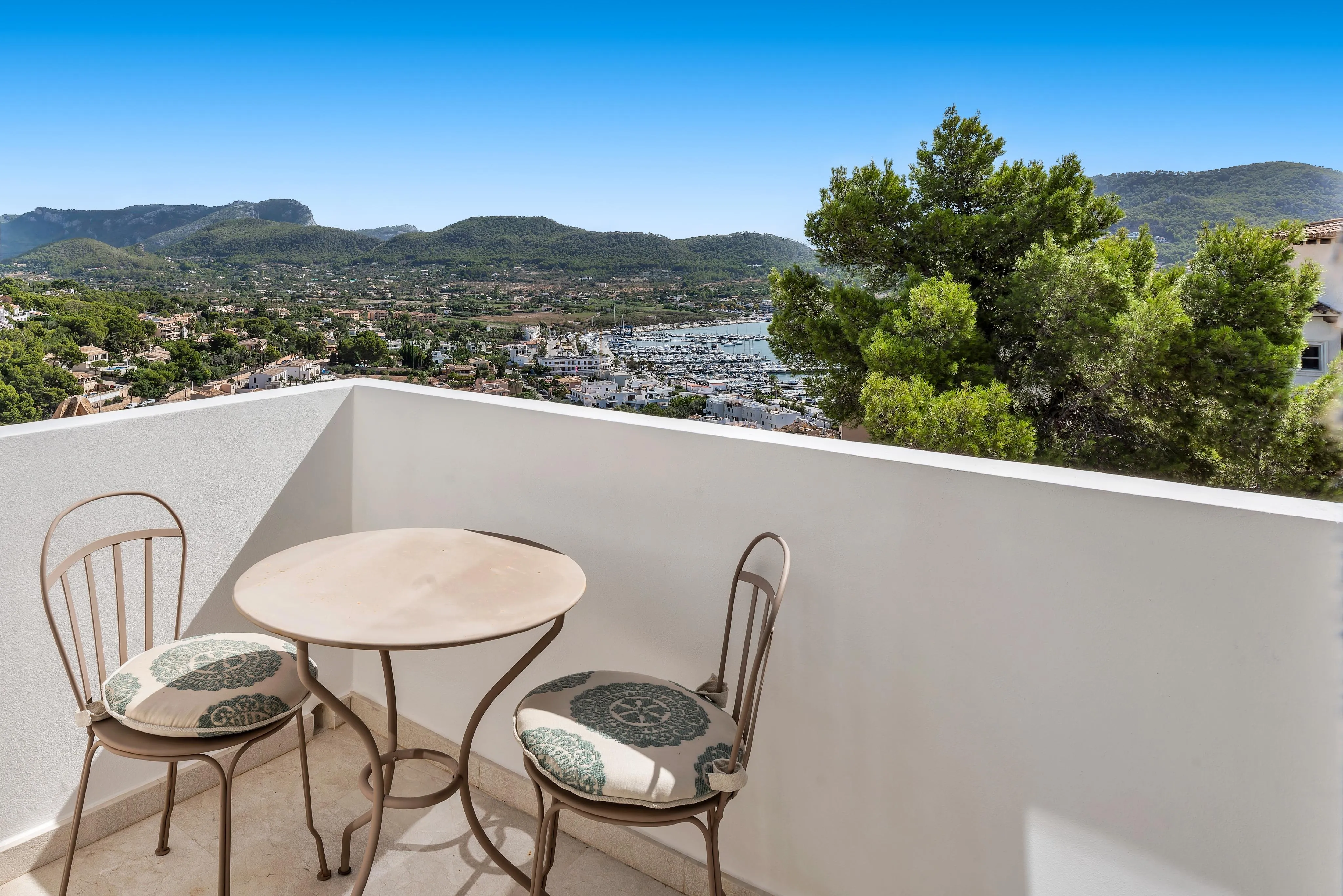 Mediterranean house with views of the harbour and mountains-12