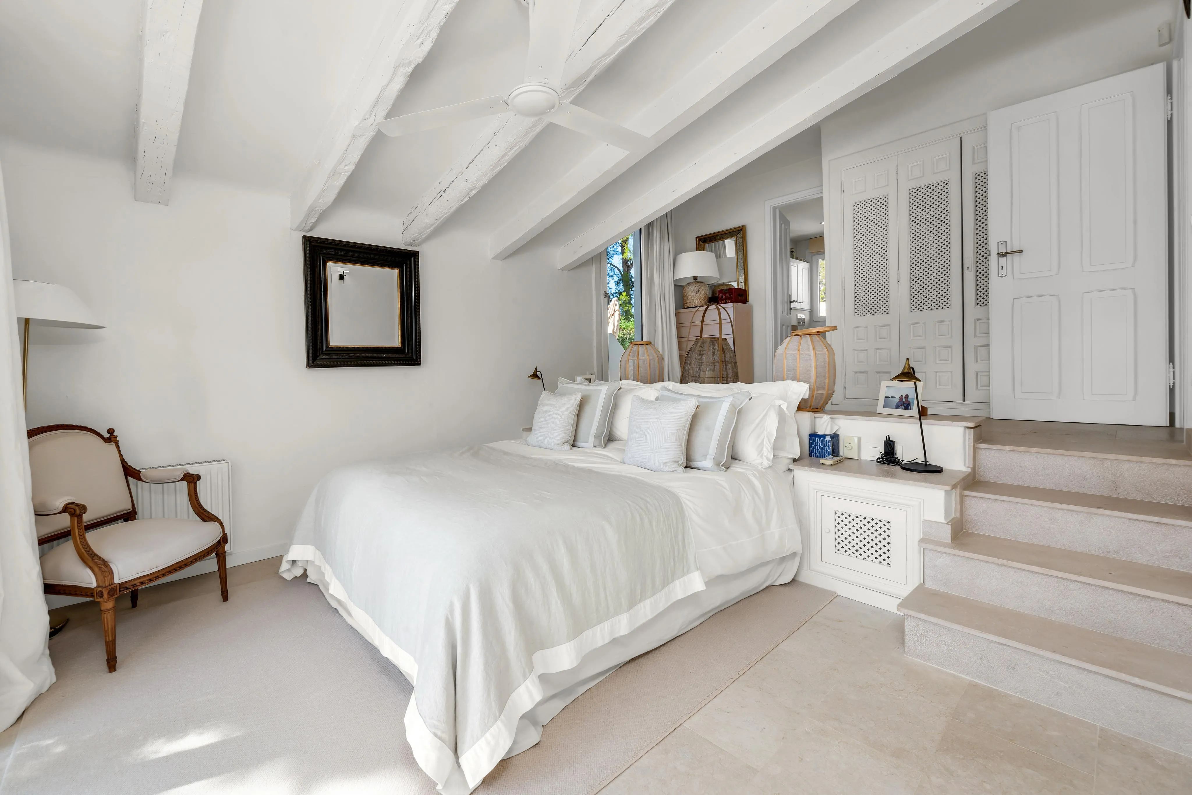 Mediterraan huis met uitzicht op de haven en de bergen-15