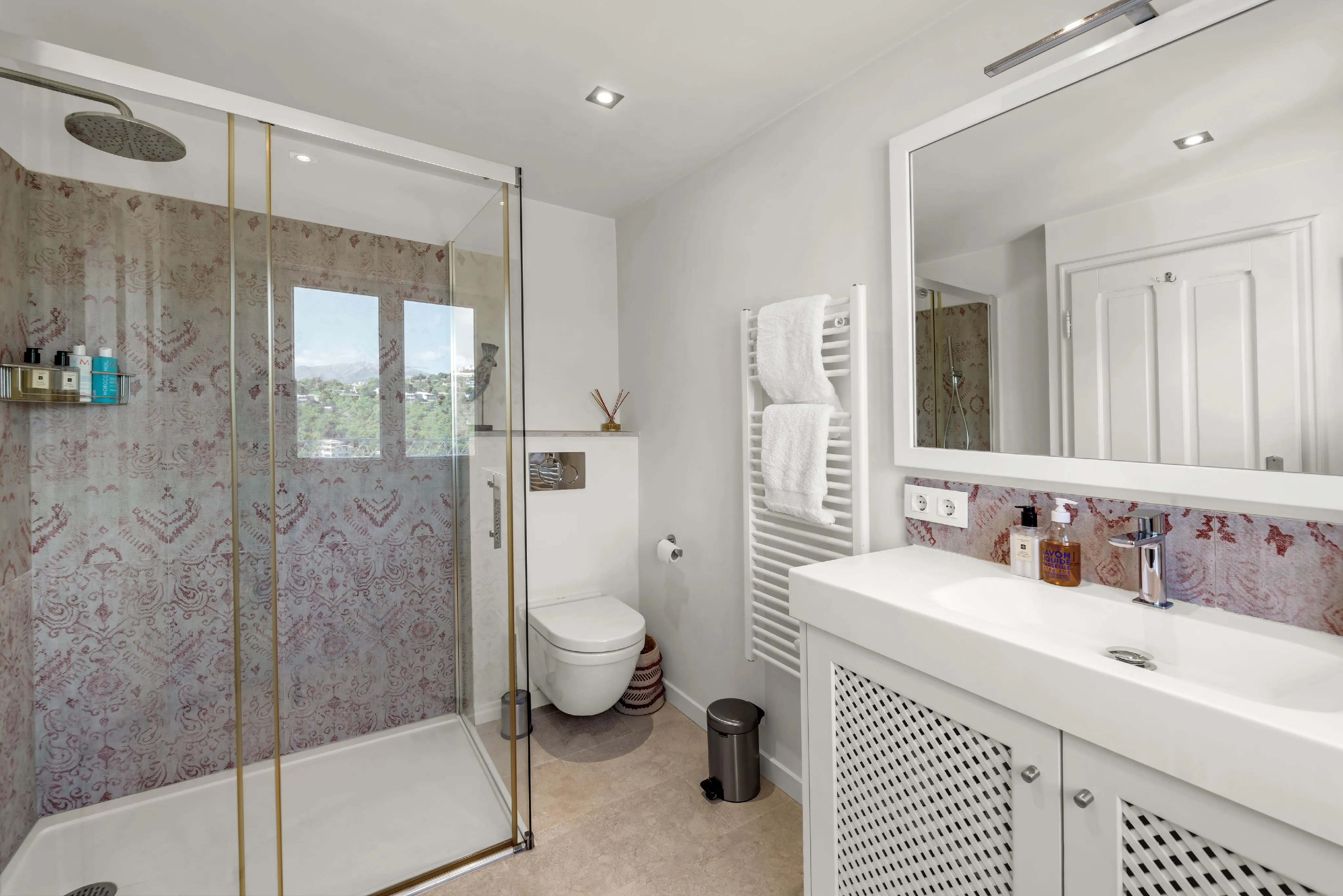 Middelhavshus med udsigt over havnen og bjergene-13