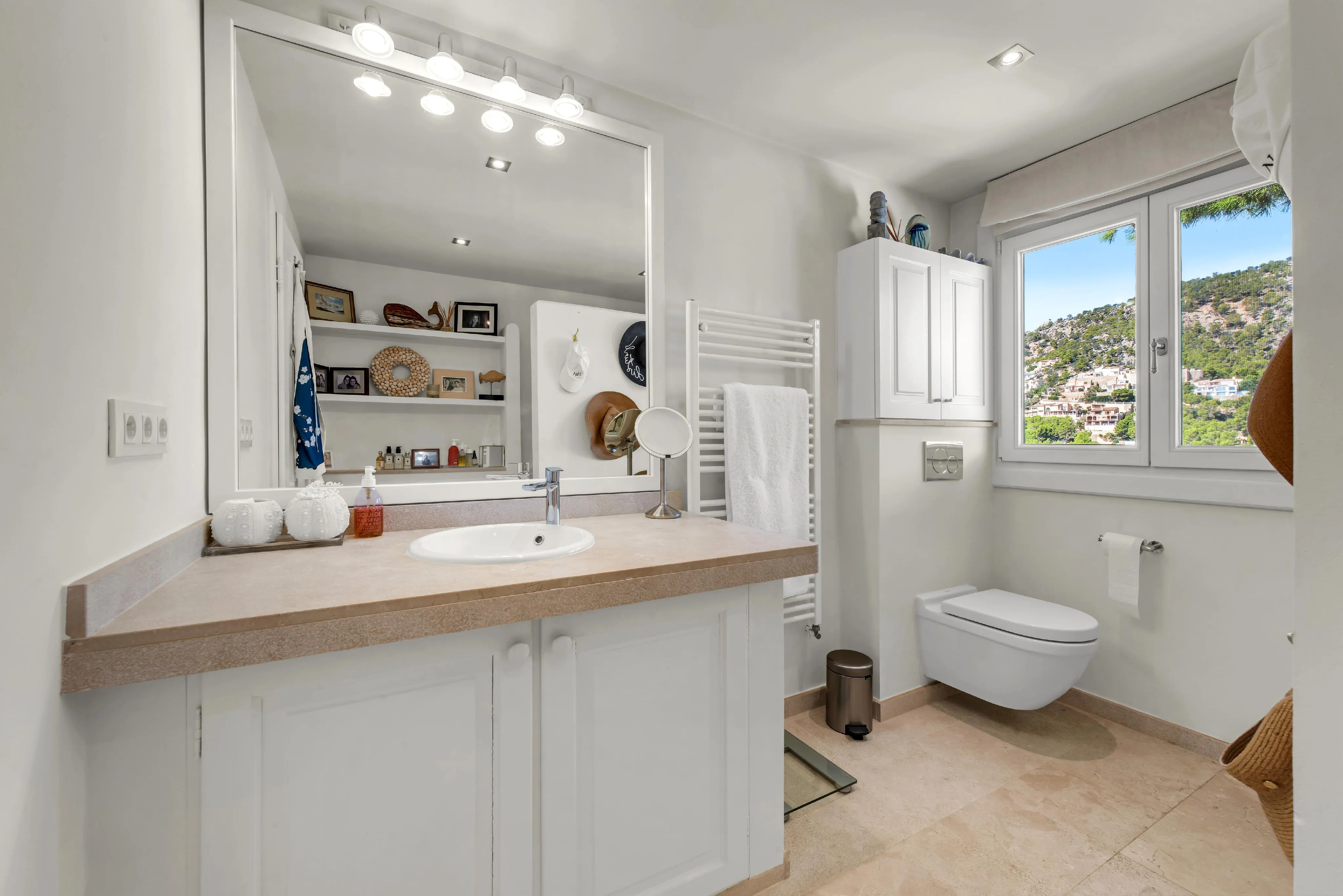 Middelhavshus med udsigt over havnen og bjergene-16