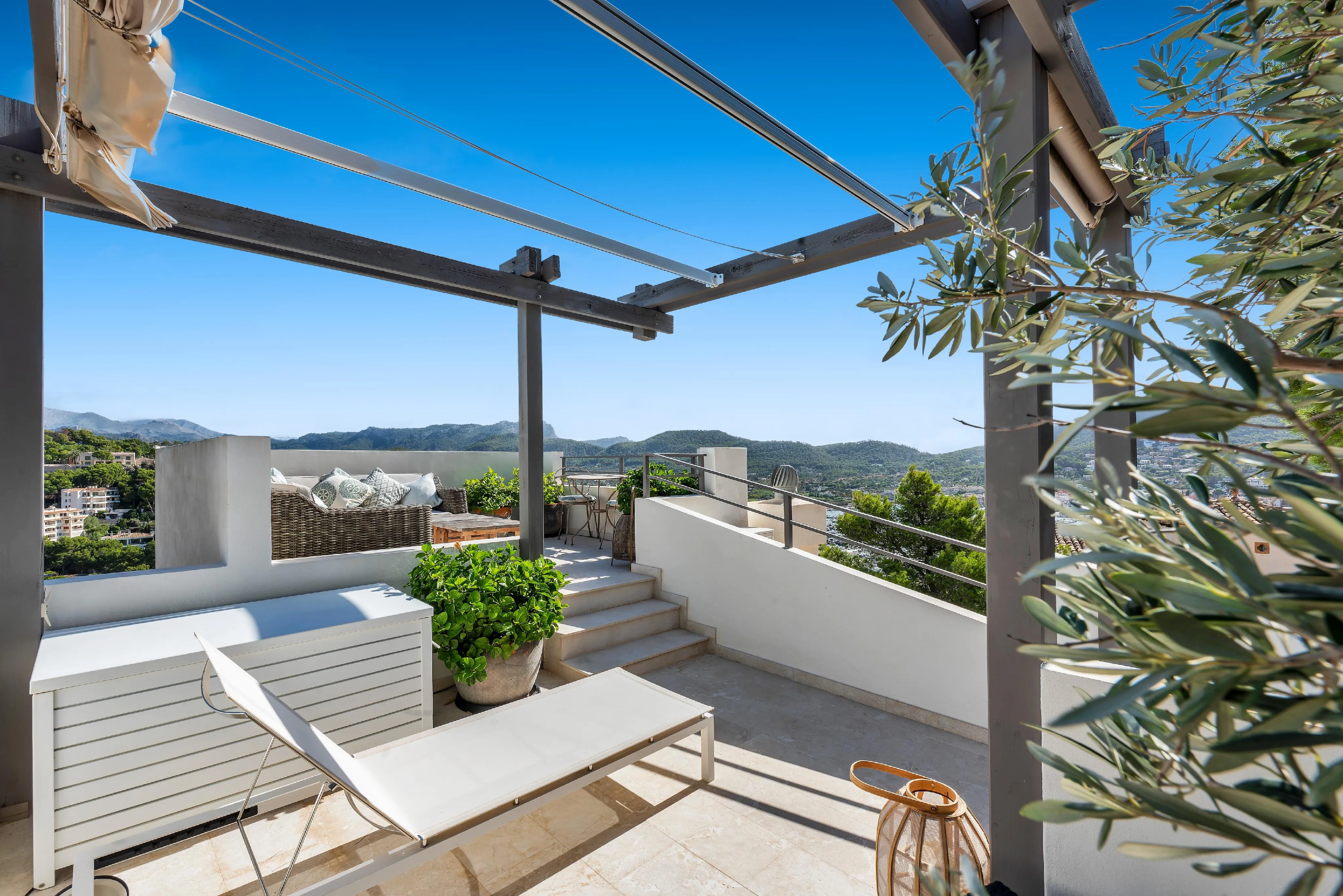 Mediterranean house with views of the harbour and mountains-7