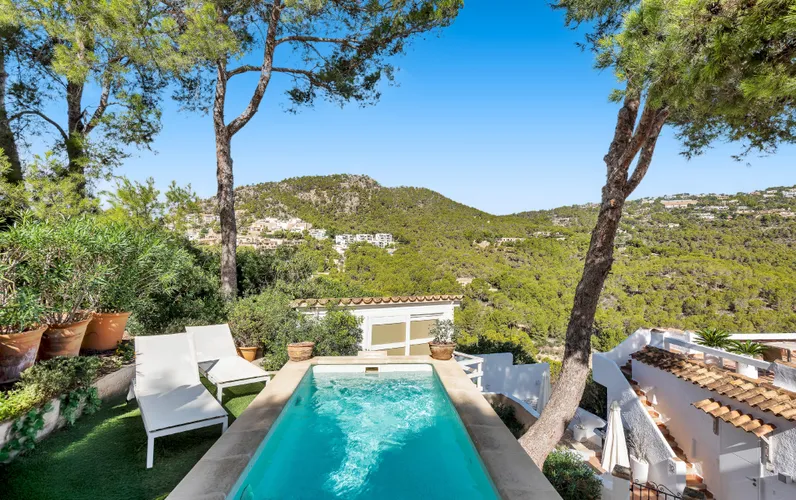 Casa mediterranea con vista sul porto e sulle montagne
