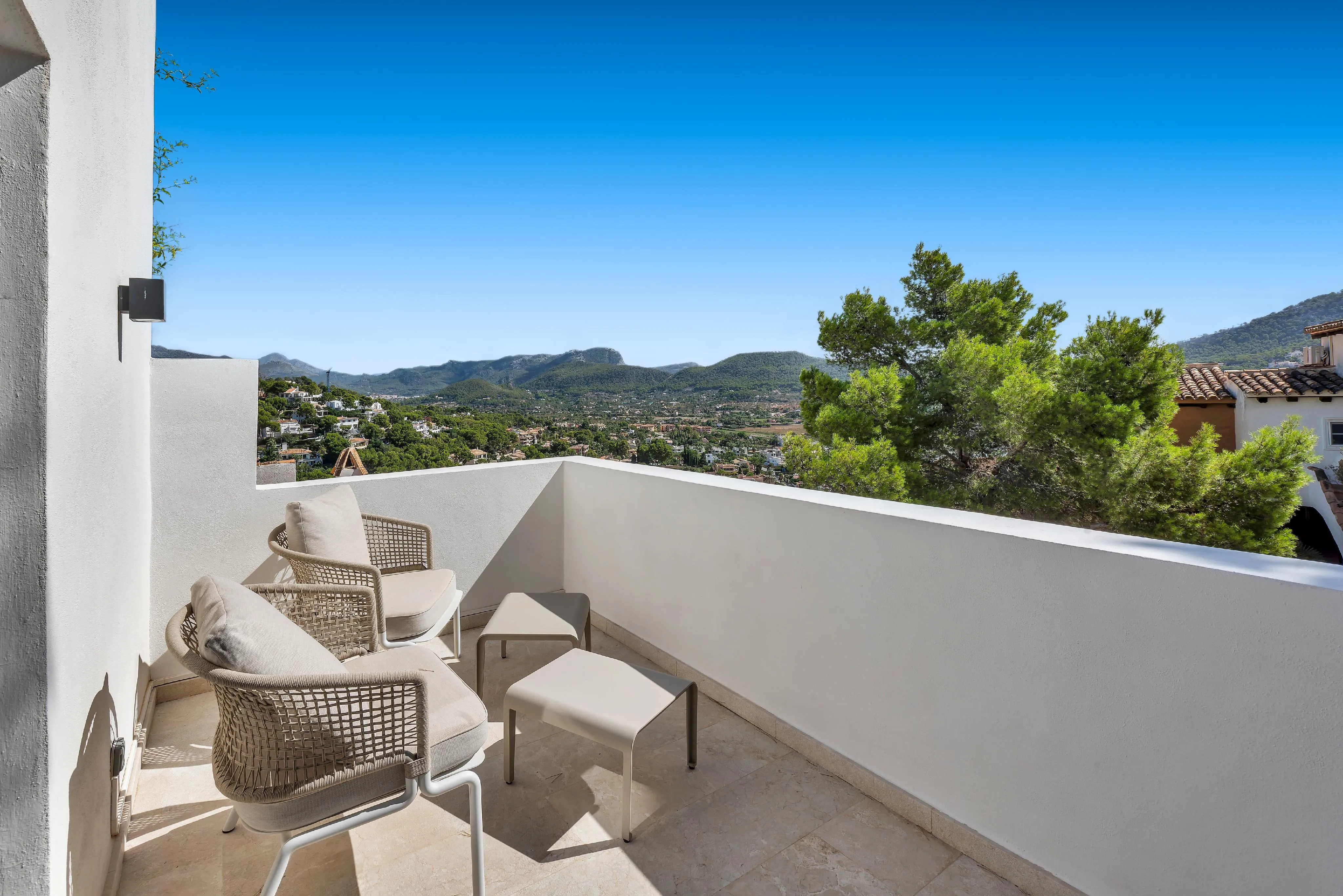 Middelhavshus med udsigt over havnen og bjergene-17