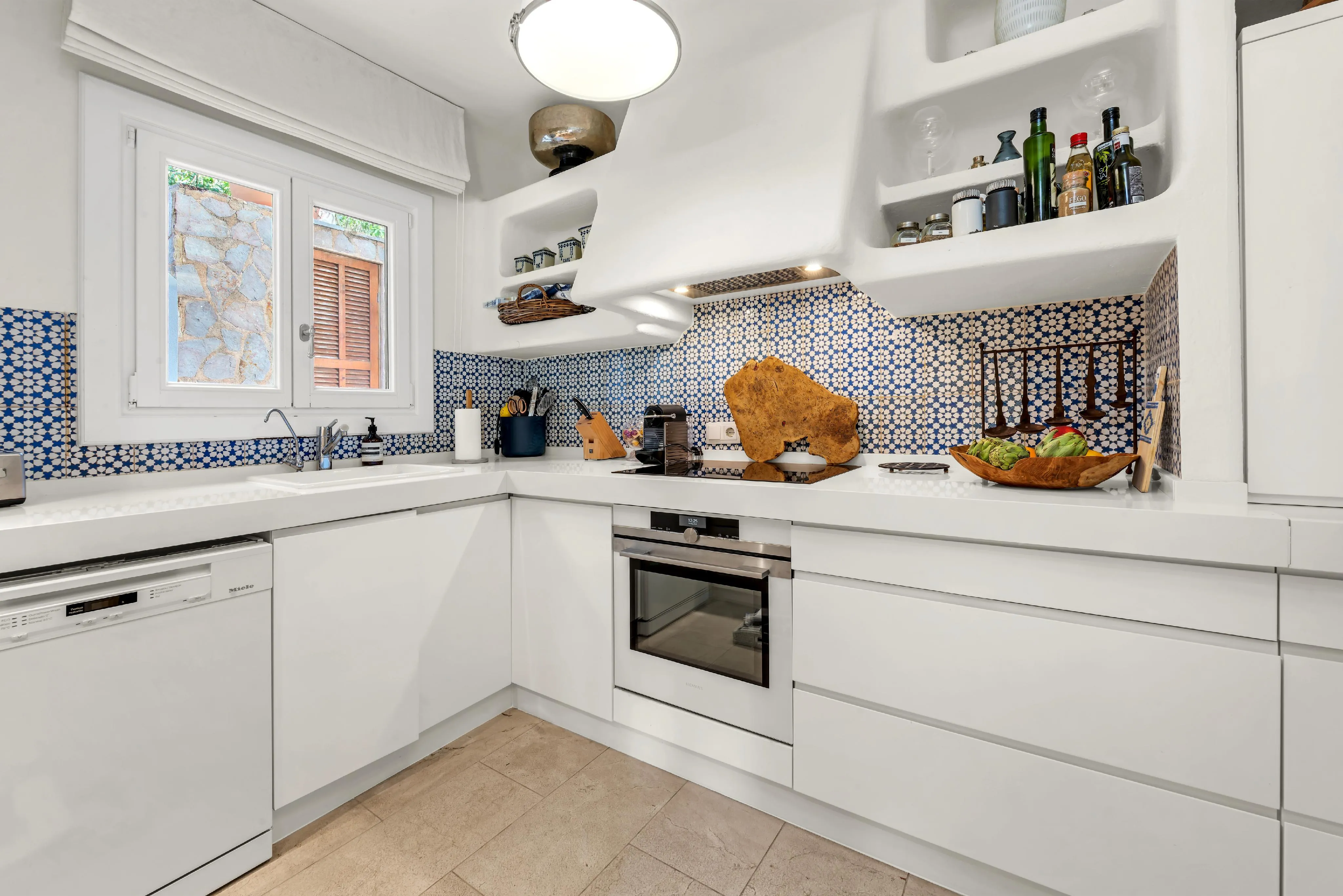 Mediterraan huis met uitzicht op de haven en de bergen-9