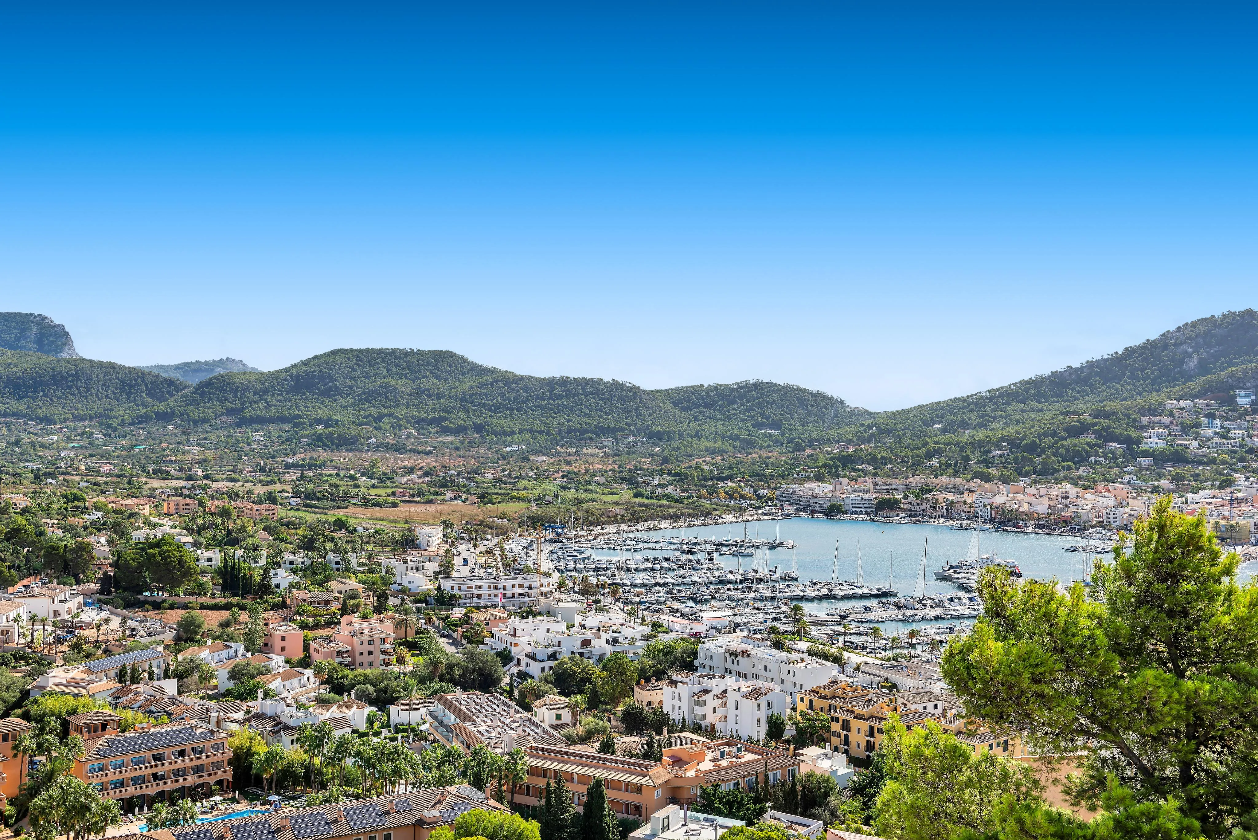 Mediterraan huis met uitzicht op de haven en de bergen-18