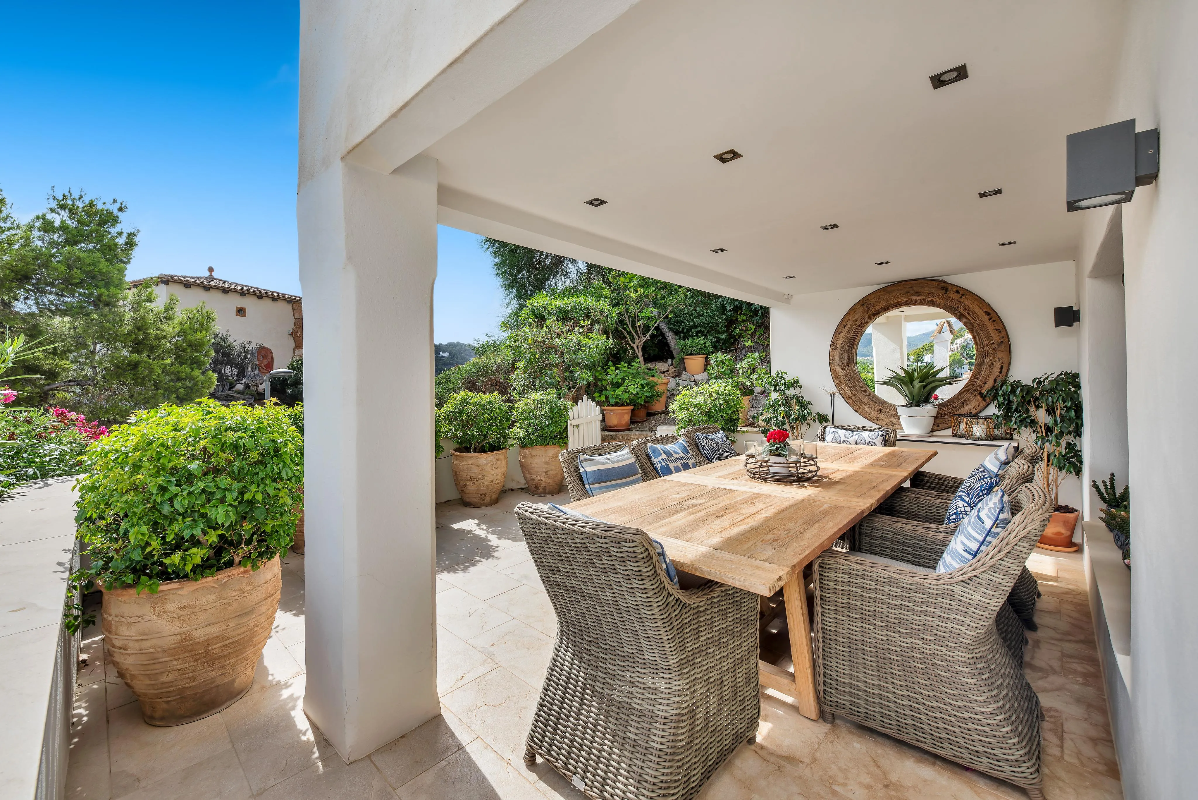 Mediterraan huis met uitzicht op de haven en de bergen-2