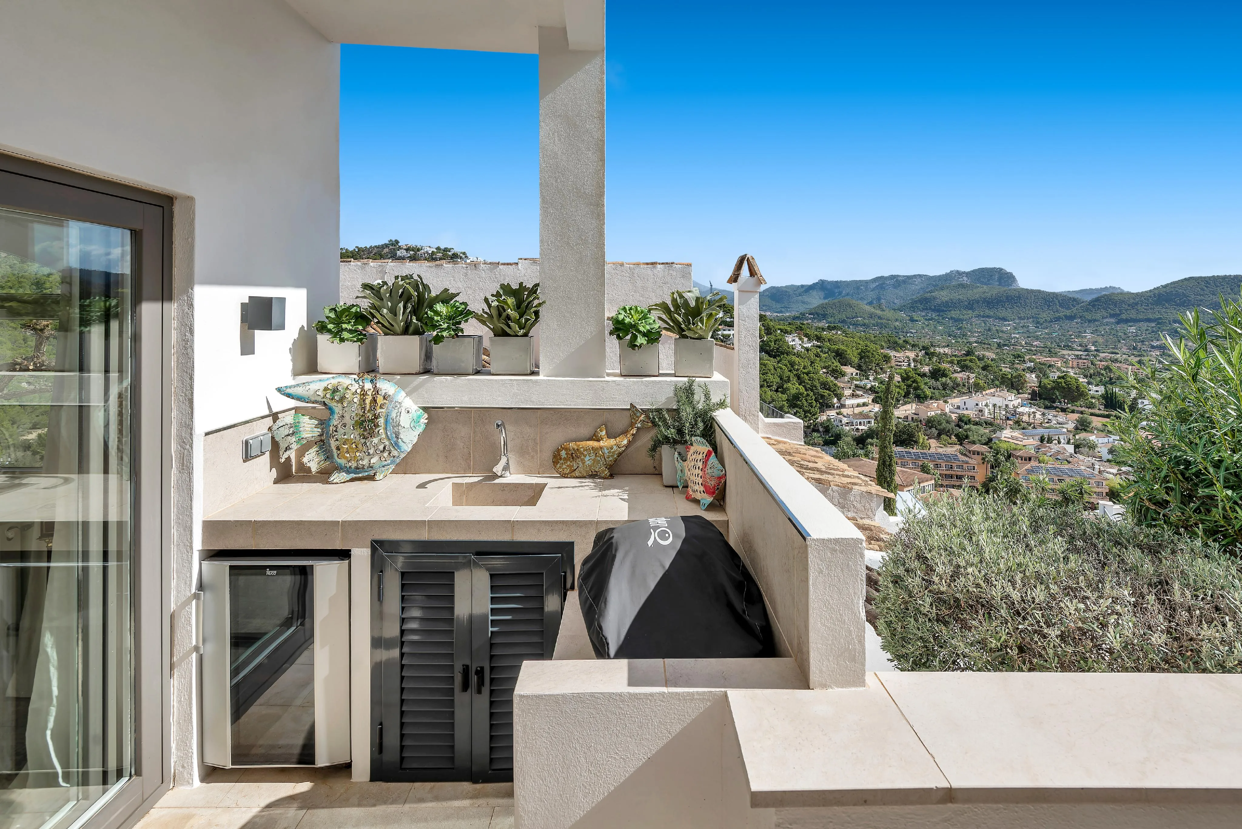 Mediterranean house with views of the harbour and mountains-14