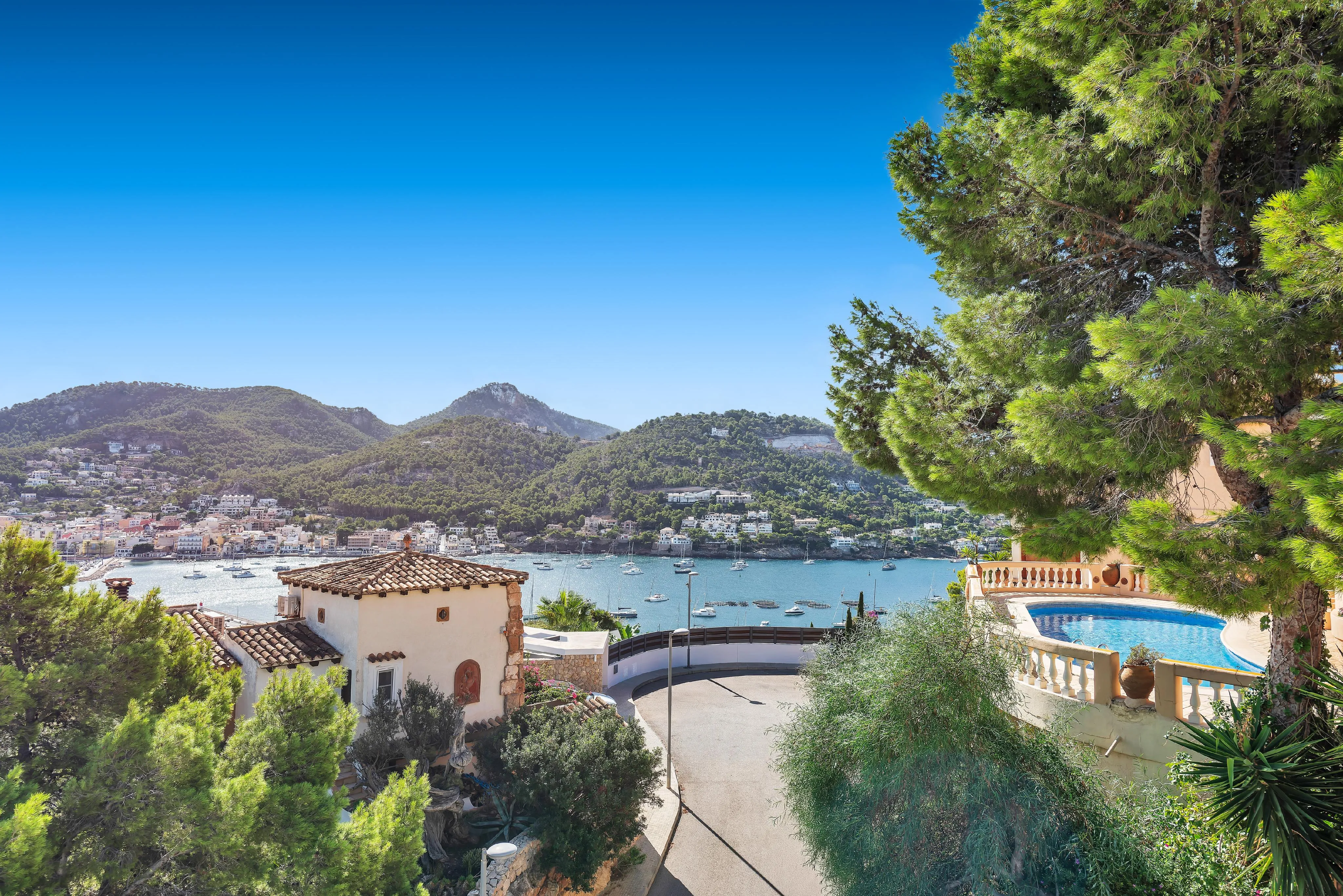 Mediterranean house with views of the harbour and mountains-10