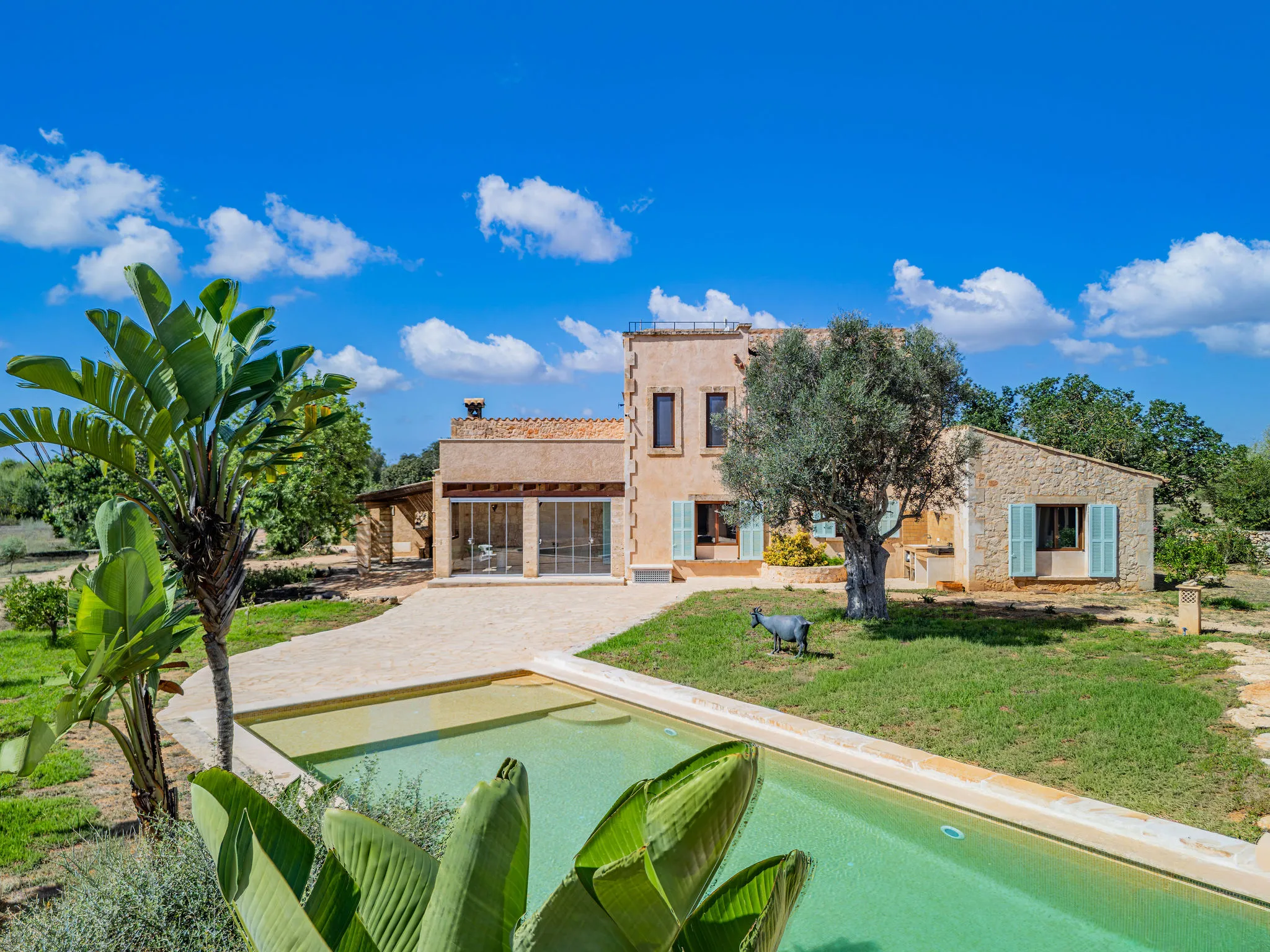 Finca de pedra natural refomada prop de Santanyí-1