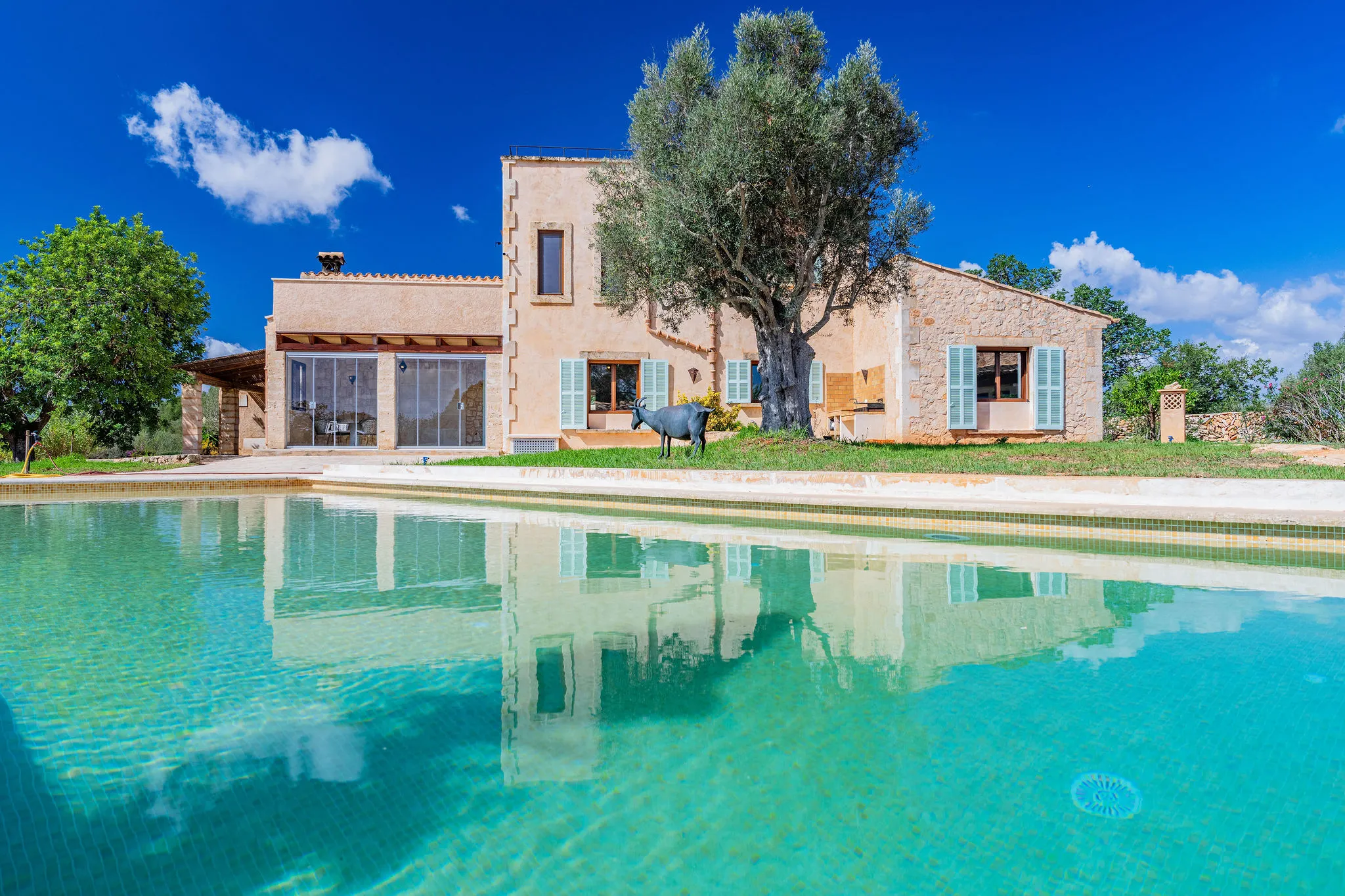 Renoverad finca i natursten nära Santanyi-12