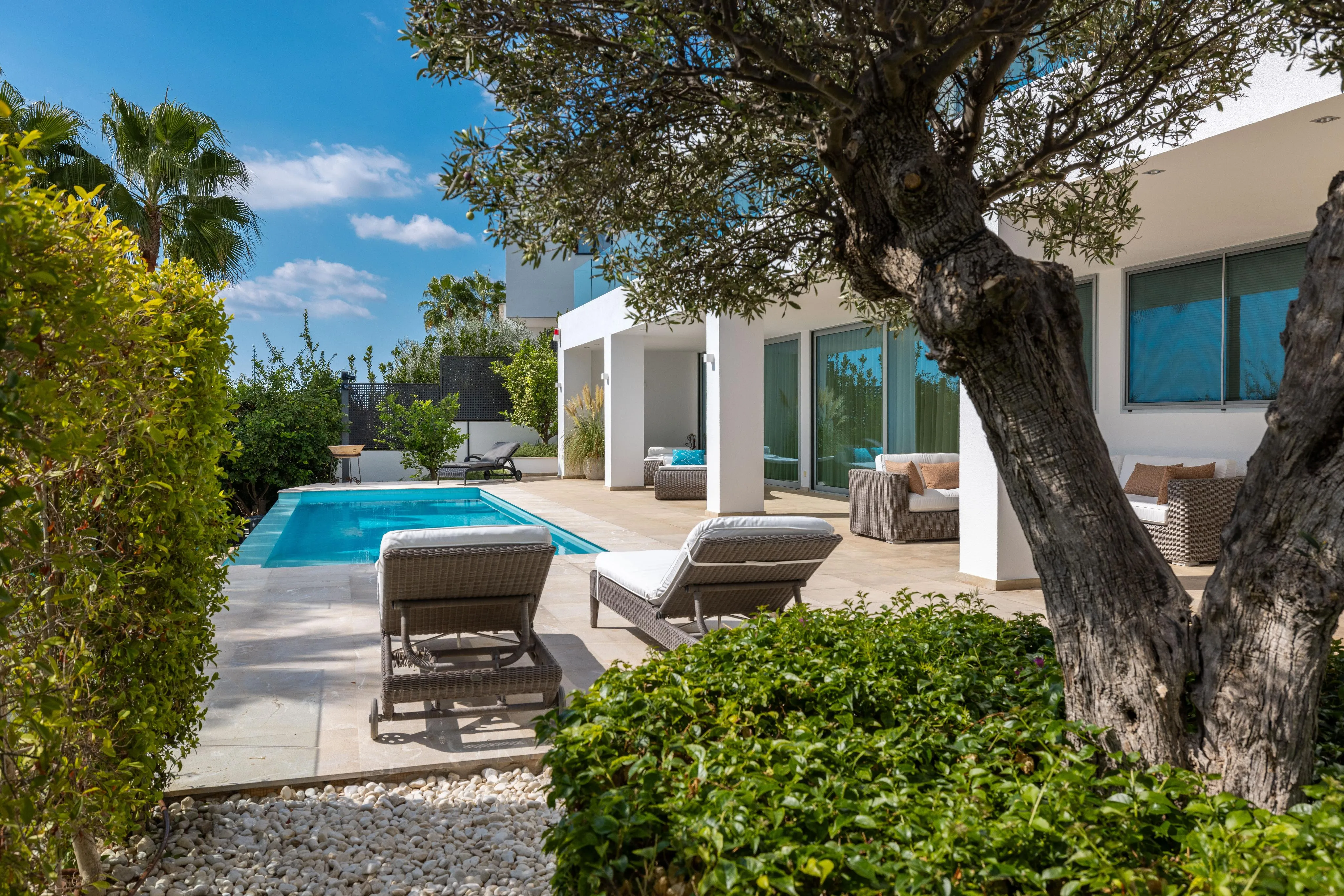 First-class sea view villa in exclusive location-26