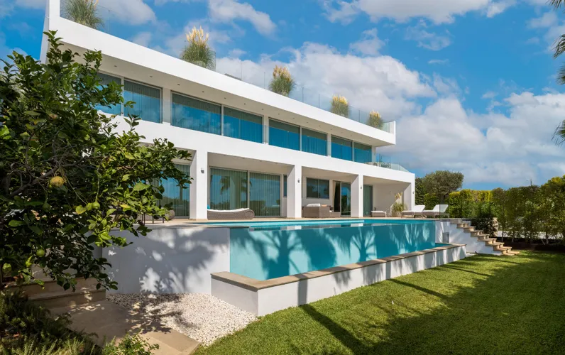 Eersteklas villa met zeezicht op een exclusieve locatie