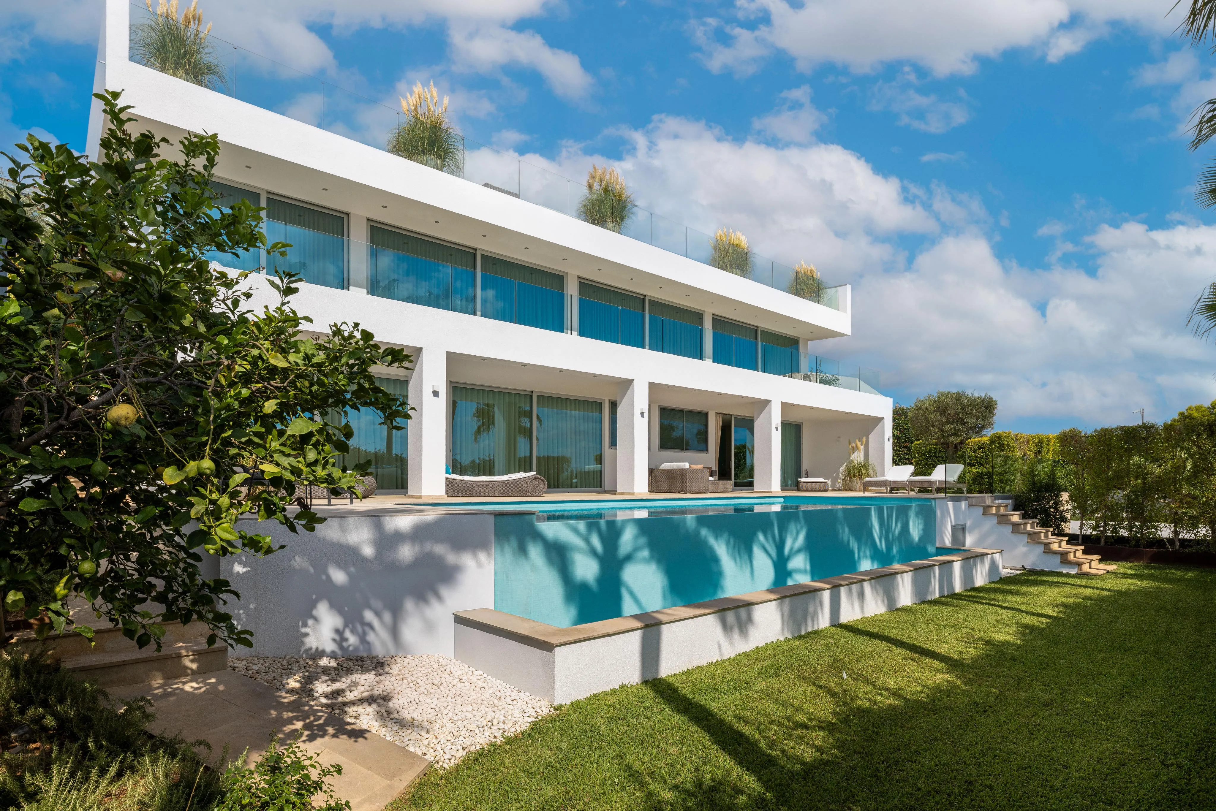 First-class sea view villa in exclusive location-1