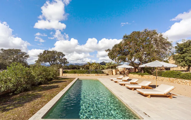 Finca histórica renovada con piscina, privacidad y encanto atemporal