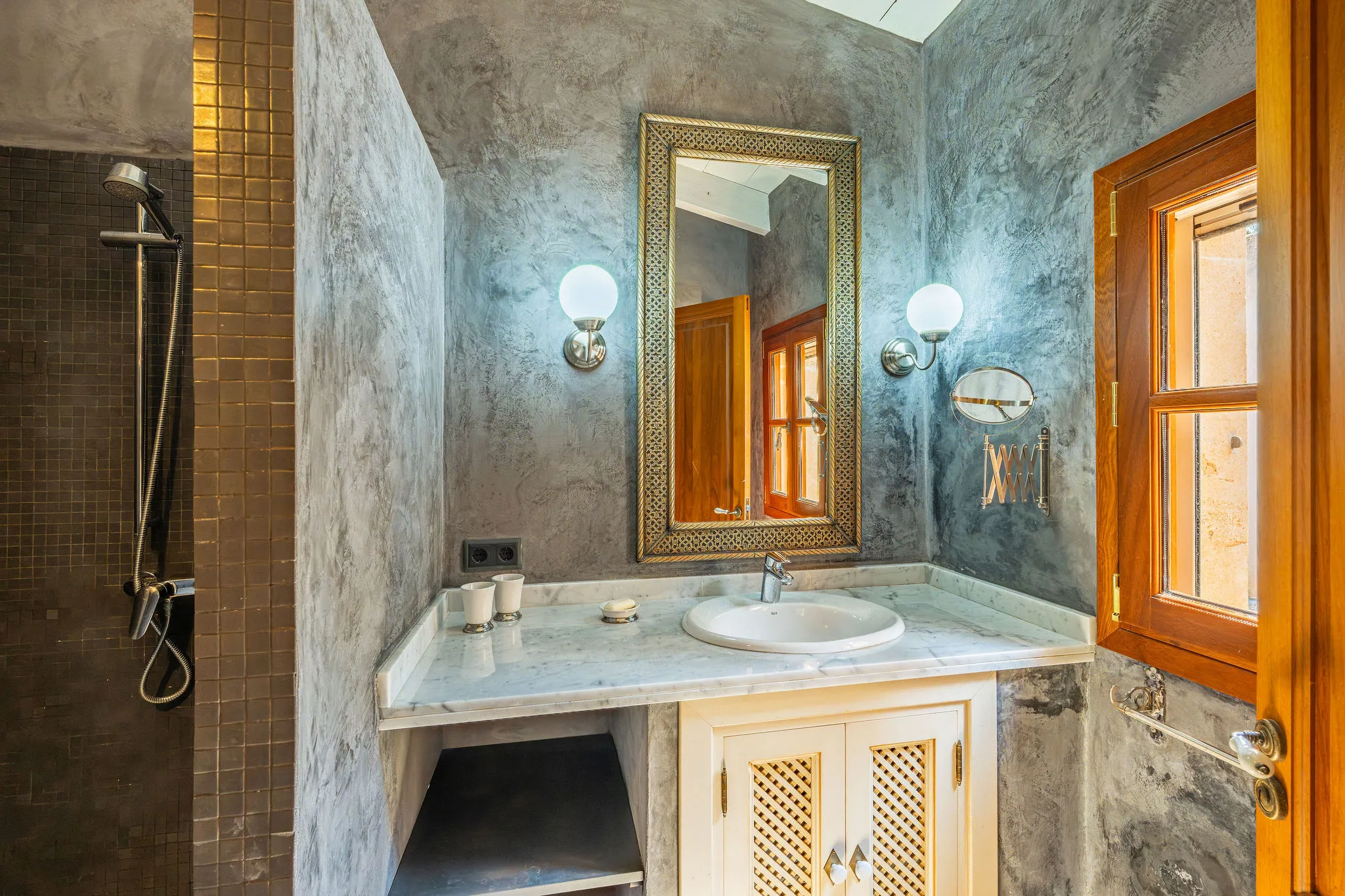 Auténtica finca con hermoso jardín-14