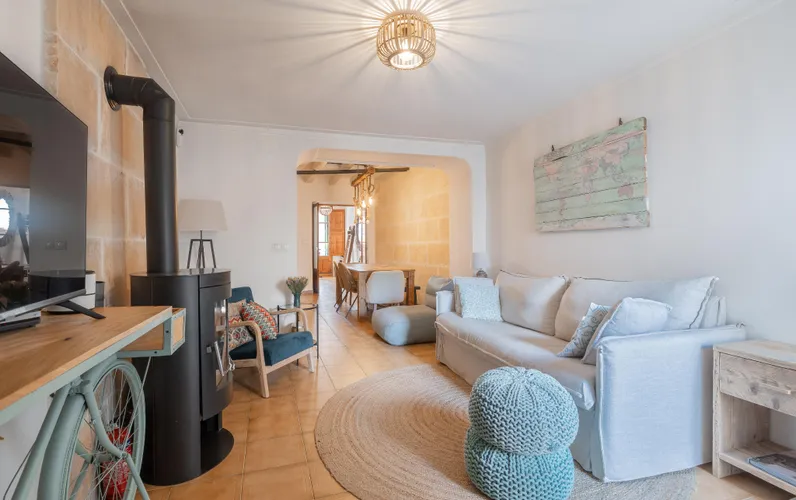 Encantadora casa de pueblo renovada con jardín en Alaró