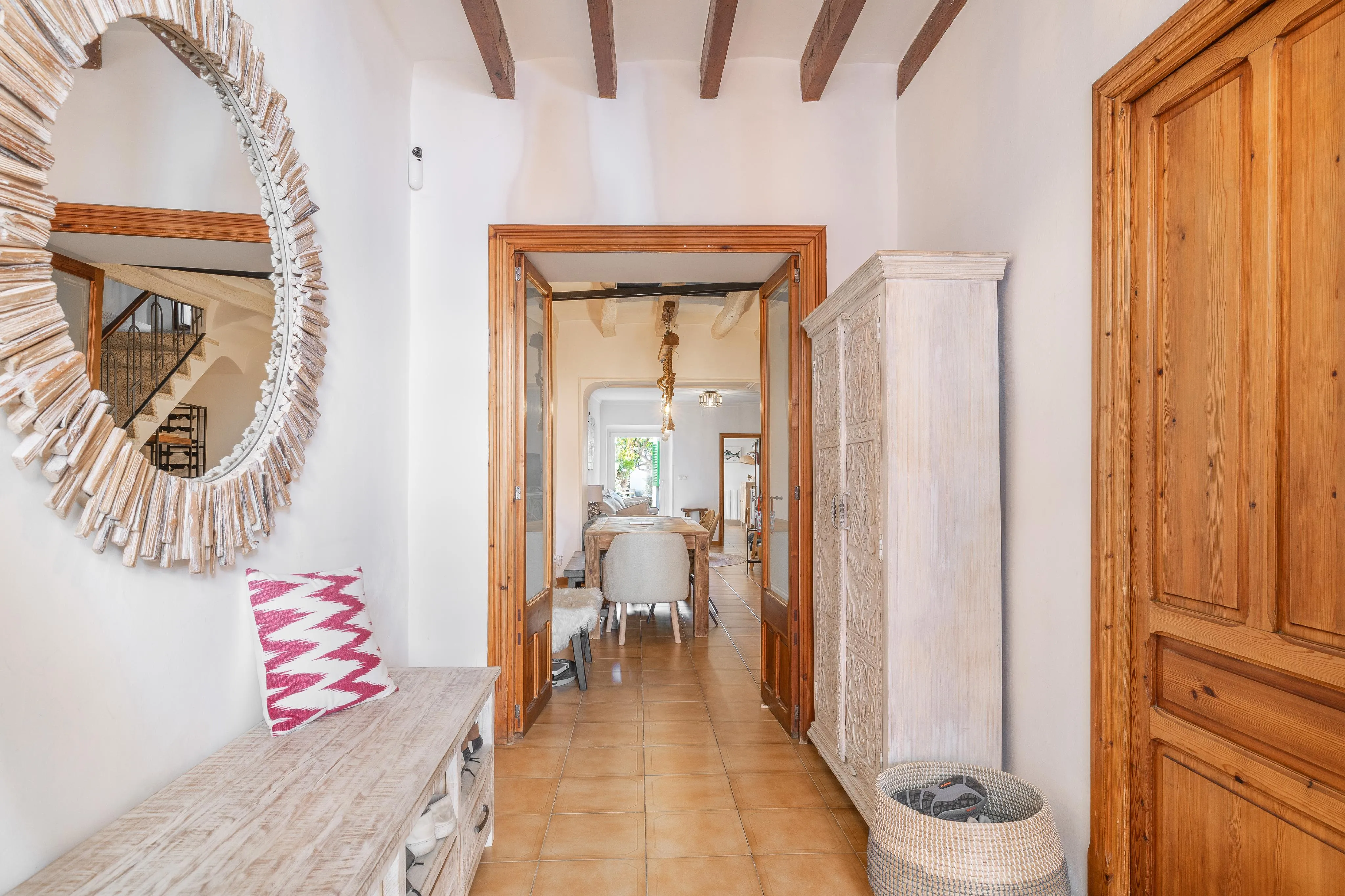 Encantadora casa de pueblo renovada con jardín en Alaró-4