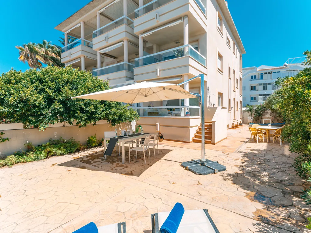 Exclusive beachfront apartment with garden-10