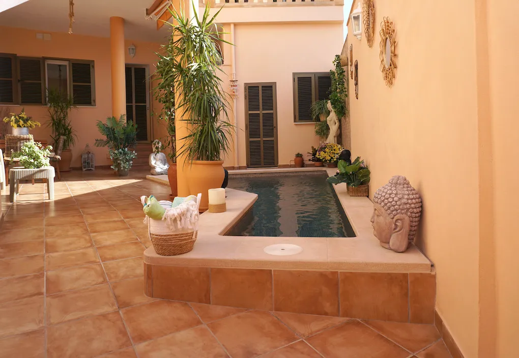 Casa de pueblo con dos unidades y piscina-1