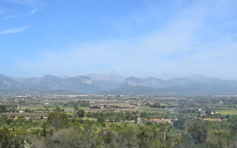 Zwei urbane Grundstücke mit schöner Aussicht in Santa Eugenia