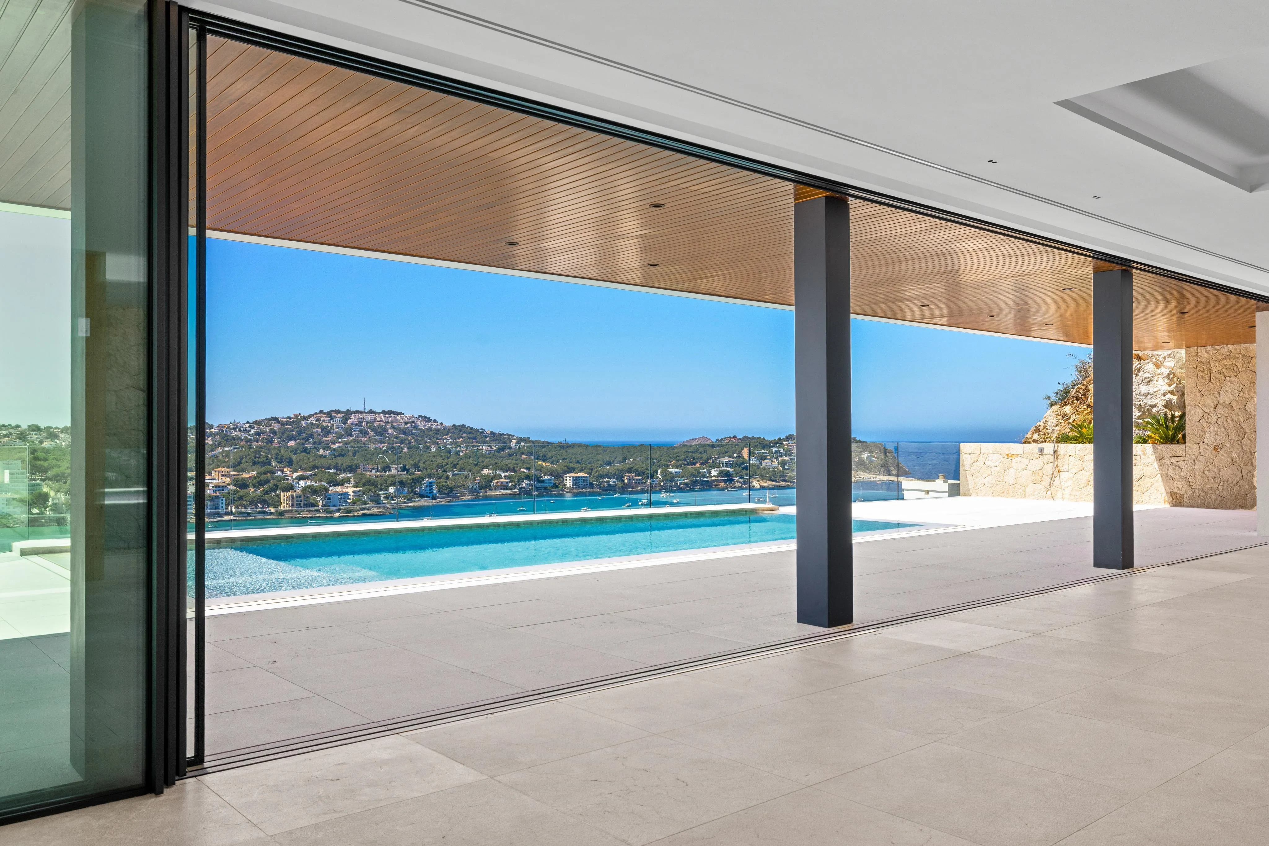 Lyxig nybyggd villa med panoramautsikt över havet-2