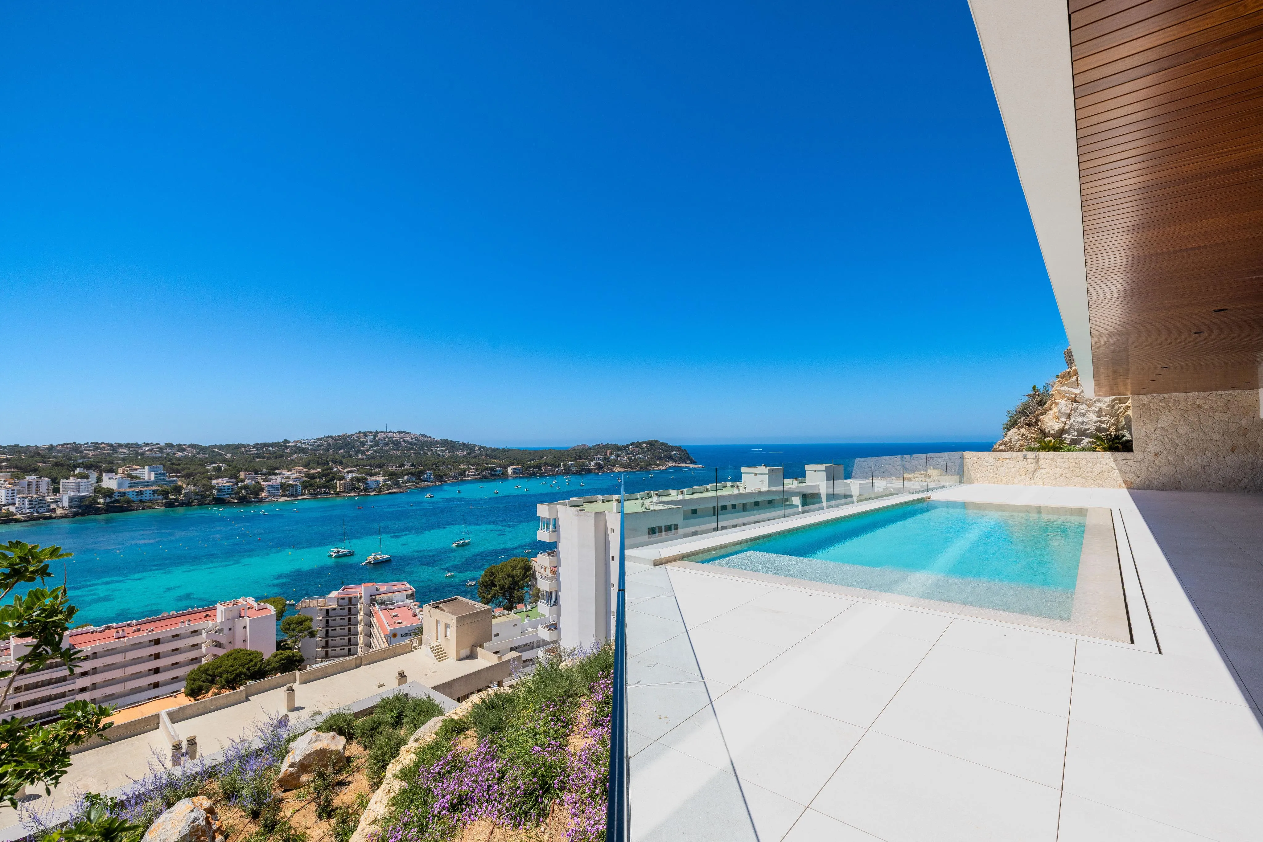 Luxueuze nieuwbouwvilla met panoramisch uitzicht op zee-1