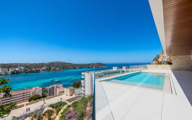 Luxueuze nieuwbouwvilla met panoramisch uitzicht op zee