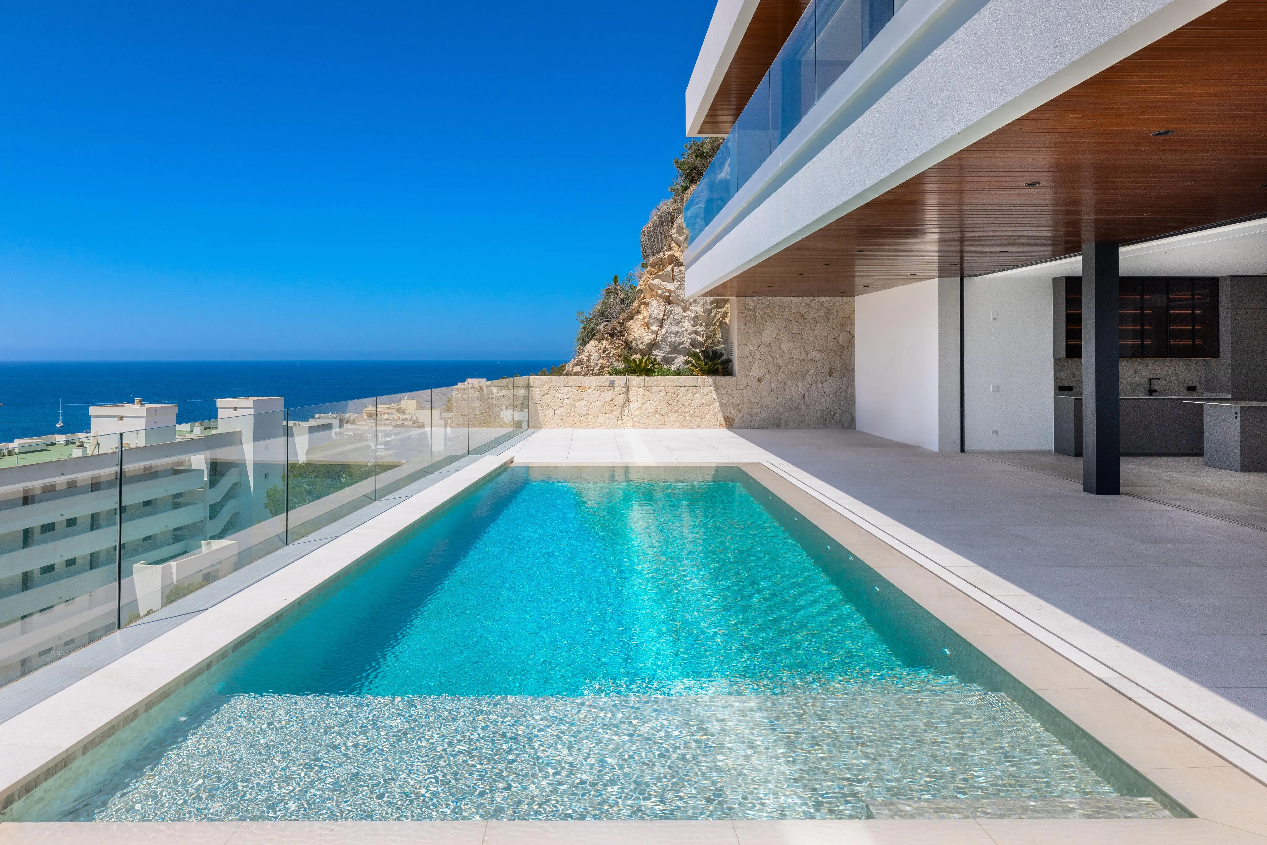 Luxueuze nieuwbouwvilla met panoramisch uitzicht op zee-6