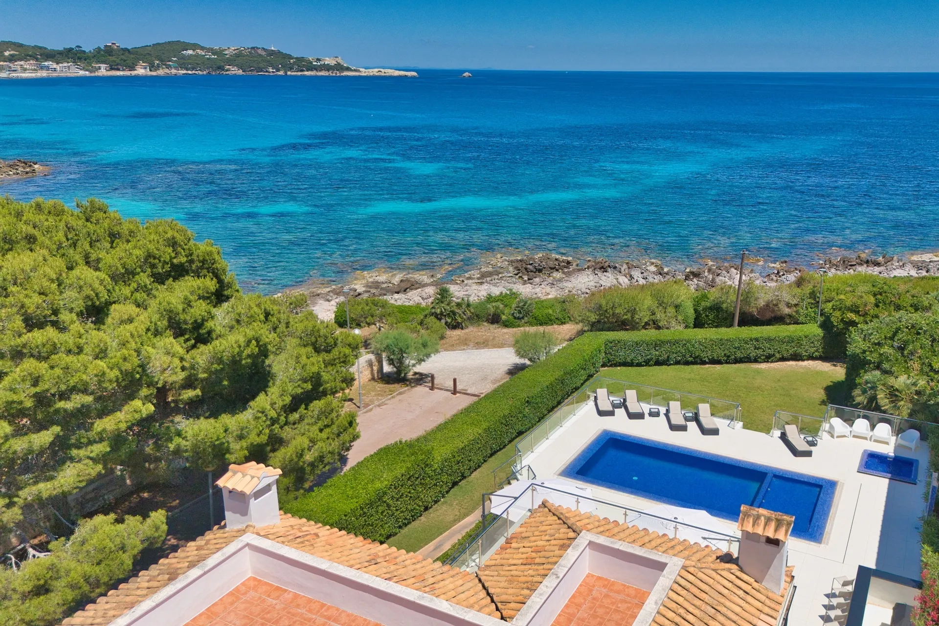 Seafront villa with spectacular views of the Bay of Cala Ratjada-3