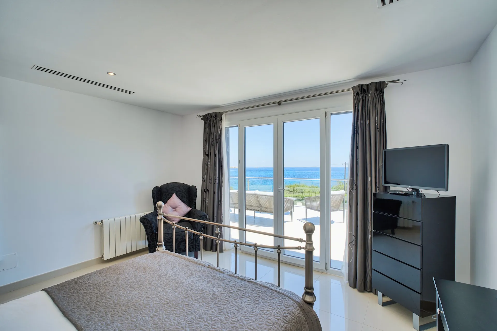 Seafront villa with spectacular views of the Bay of Cala Ratjada-9