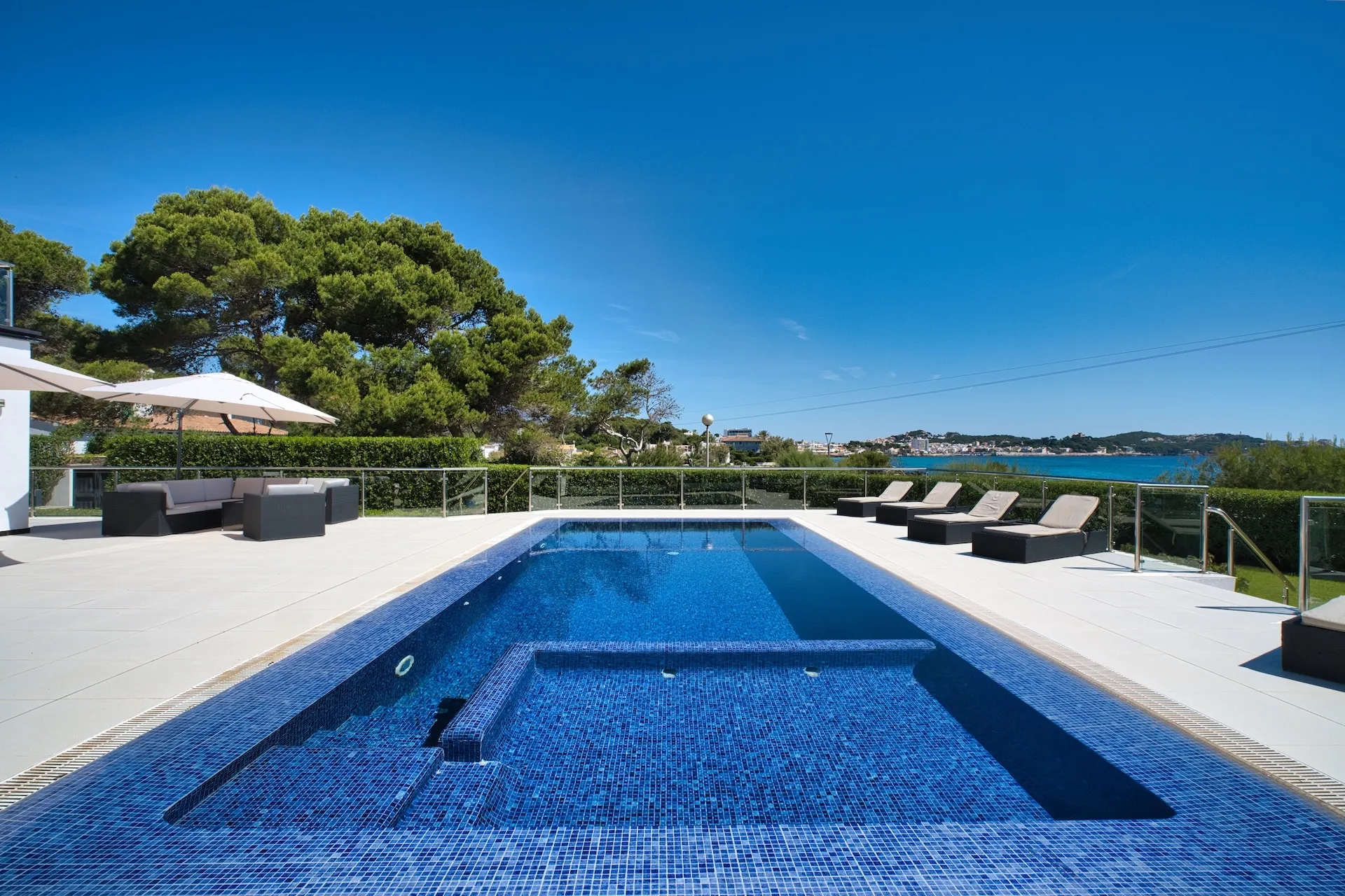 Seafront villa with spectacular views of the Bay of Cala Ratjada-4